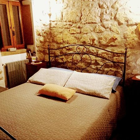 La Chascona Di Farnese Casa Di Tufo Nel Borgo Daire Dış mekan fotoğraf