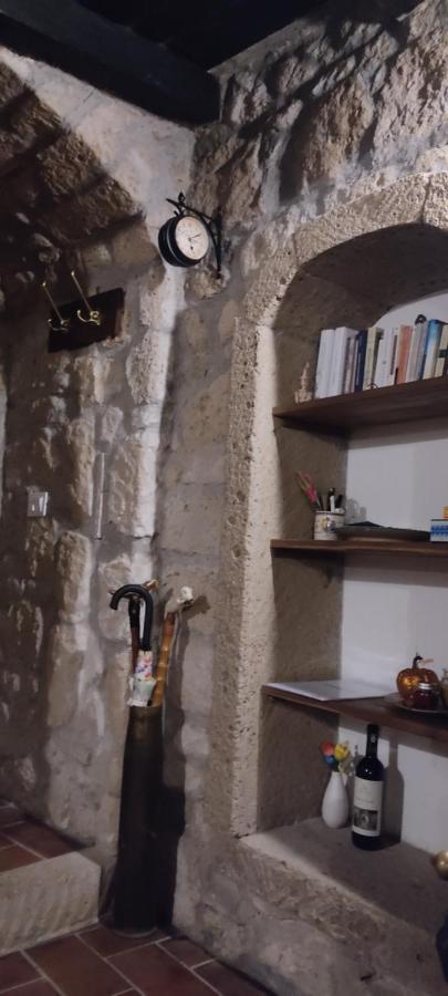 La Chascona Di Farnese Casa Di Tufo Nel Borgo Daire Dış mekan fotoğraf